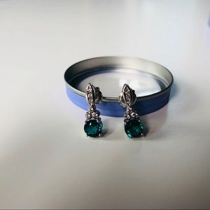 💚emerald green earrings 💚